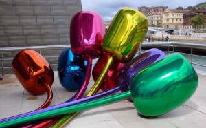 Inauguré en 1997, le musée Guggenheim de Bilbao a été conçu par l'architecte américain Frank O. Gehry. Situé au bord du fleuve Nevio, il a transformé, en dix ans, l'image de cette ville du pays basque, frappée par la crise industrielle. Il présente des collections d'art contemporain et des expositions temporaires de niveau international. Au premier plan, la sculpture "Maman" de Louise Bourgeois date de 1999.